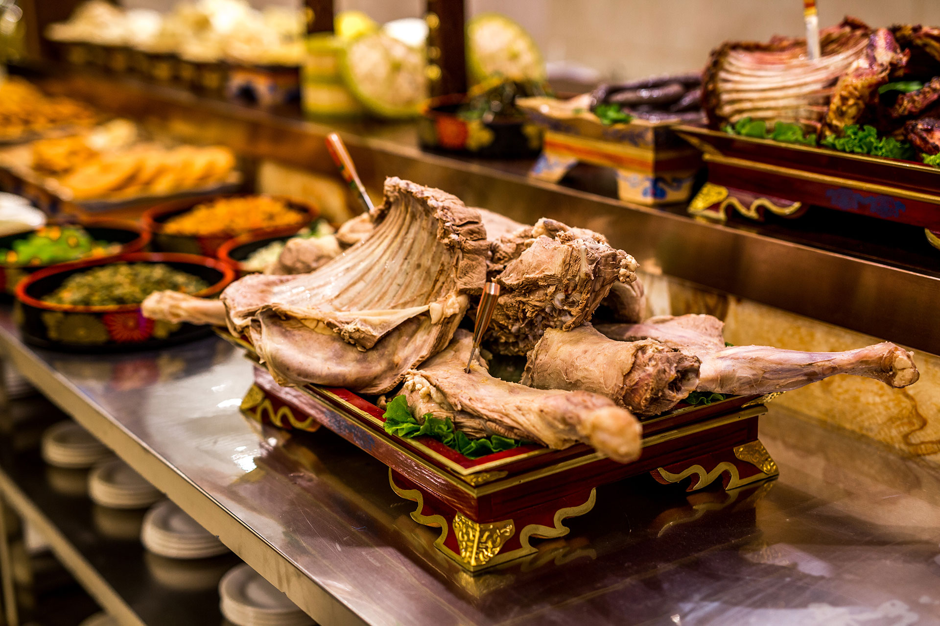 手把肉是内蒙古著名的民族传统菜,因羊肉块大,就餐时须用手撕刀拉而
